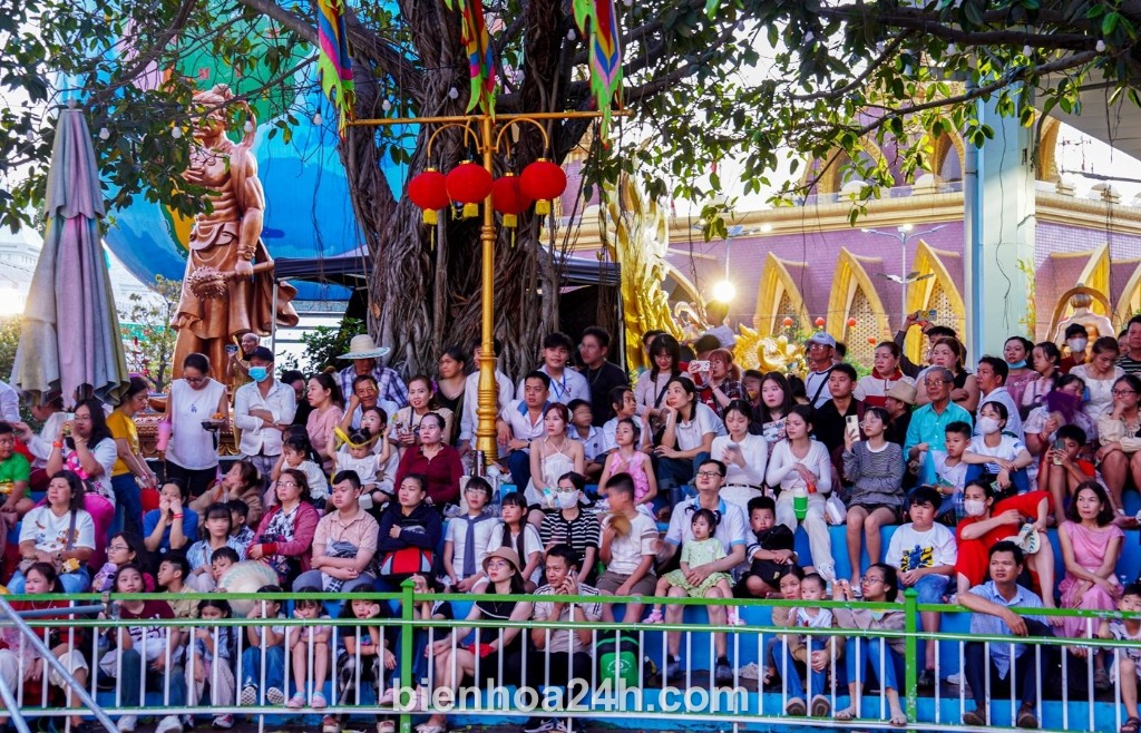 Hàng nghìn khán giả say mê theo dõi show diễn tại Suối Tiên