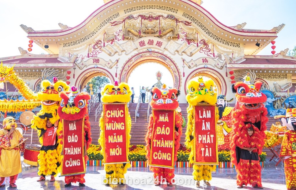 Múa lân chào đón Tết Nguyên Đán tại KDL Suối Tiên