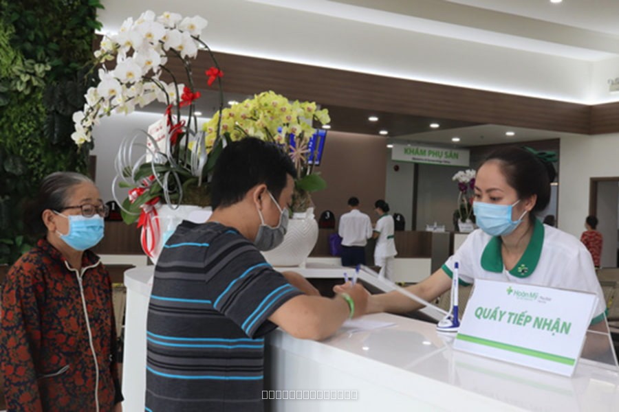 Người dân được hướng dẫn làm thủ tục khám tại Bệnh viện Đa khoa Quốc tế Hoàn Mỹ Thủ Đức